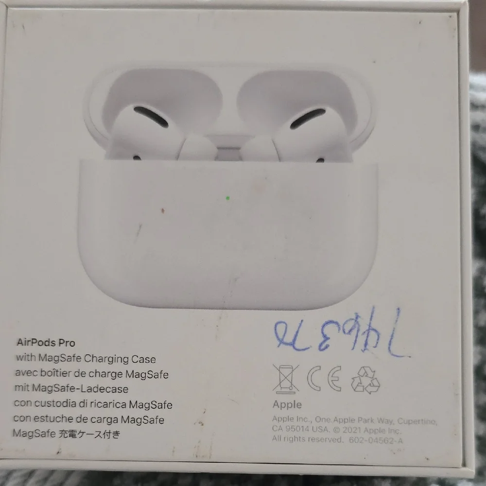 Apple Wireless Earbuds with White Charging Case With Box